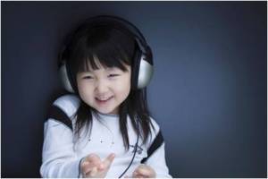 Little_girl_listening